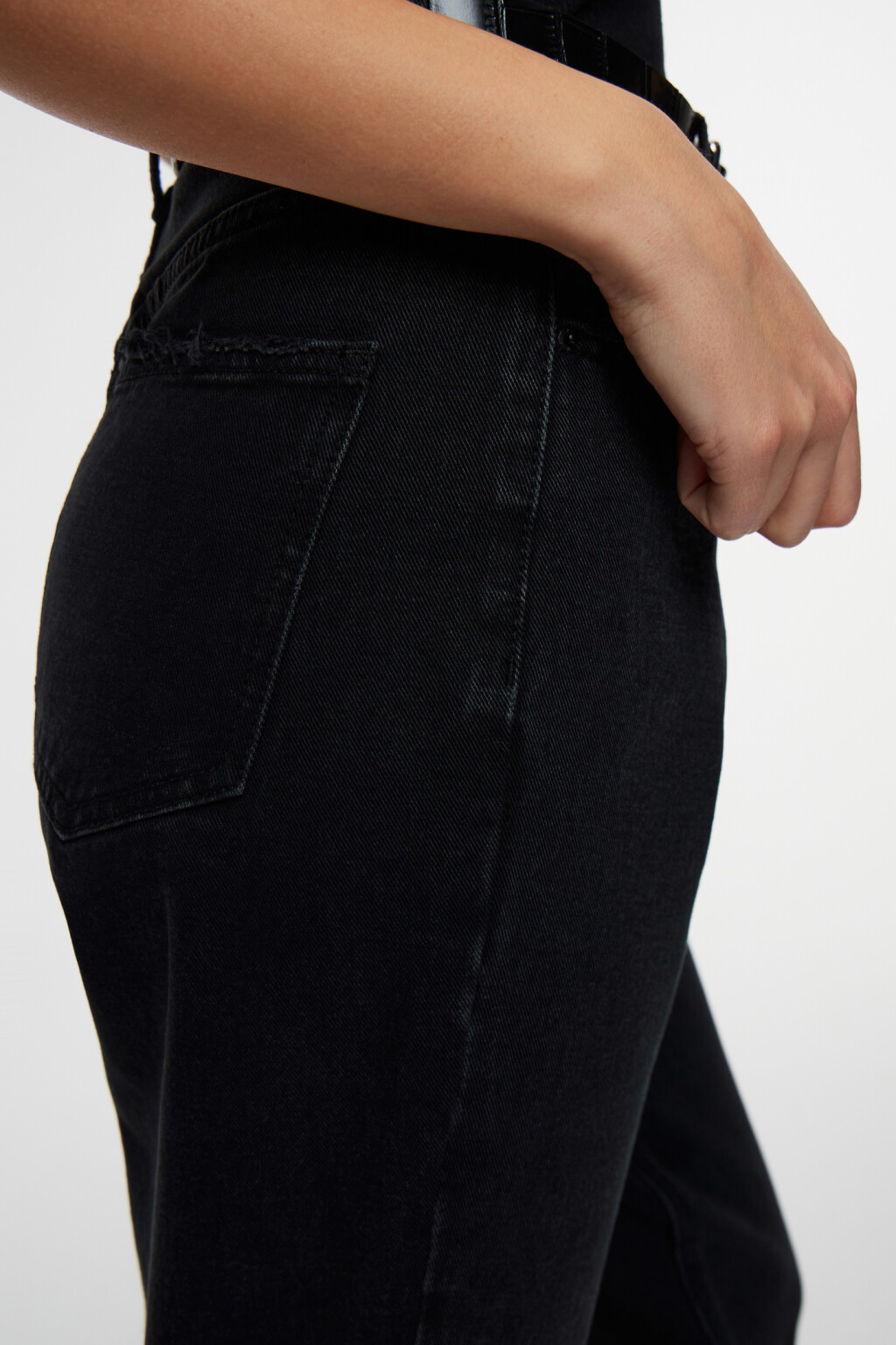 Джинсы mom's укороченные с кожаным ремнем - цвет черный - 6