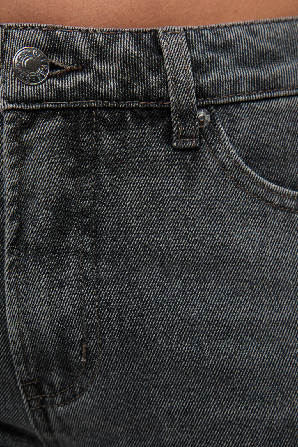 Джинсы-бойфренды потертые с низкой посадкой - цвет серый - 5