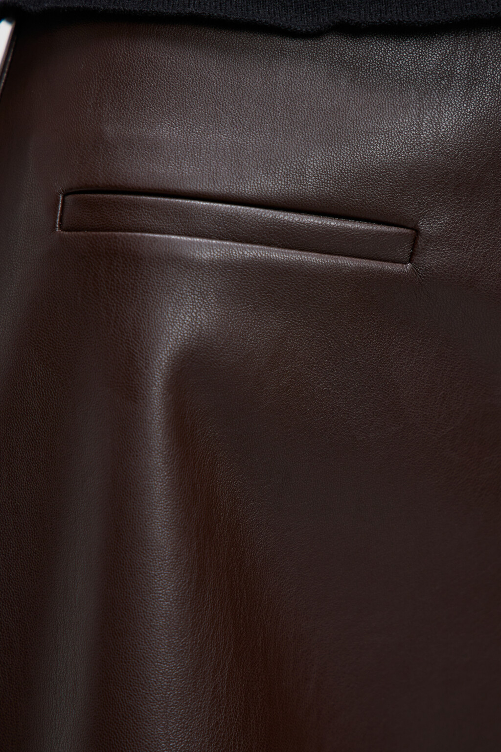 Шорты-бермуды мини с кожаной фактурой широкие - цвет коричневый - 6