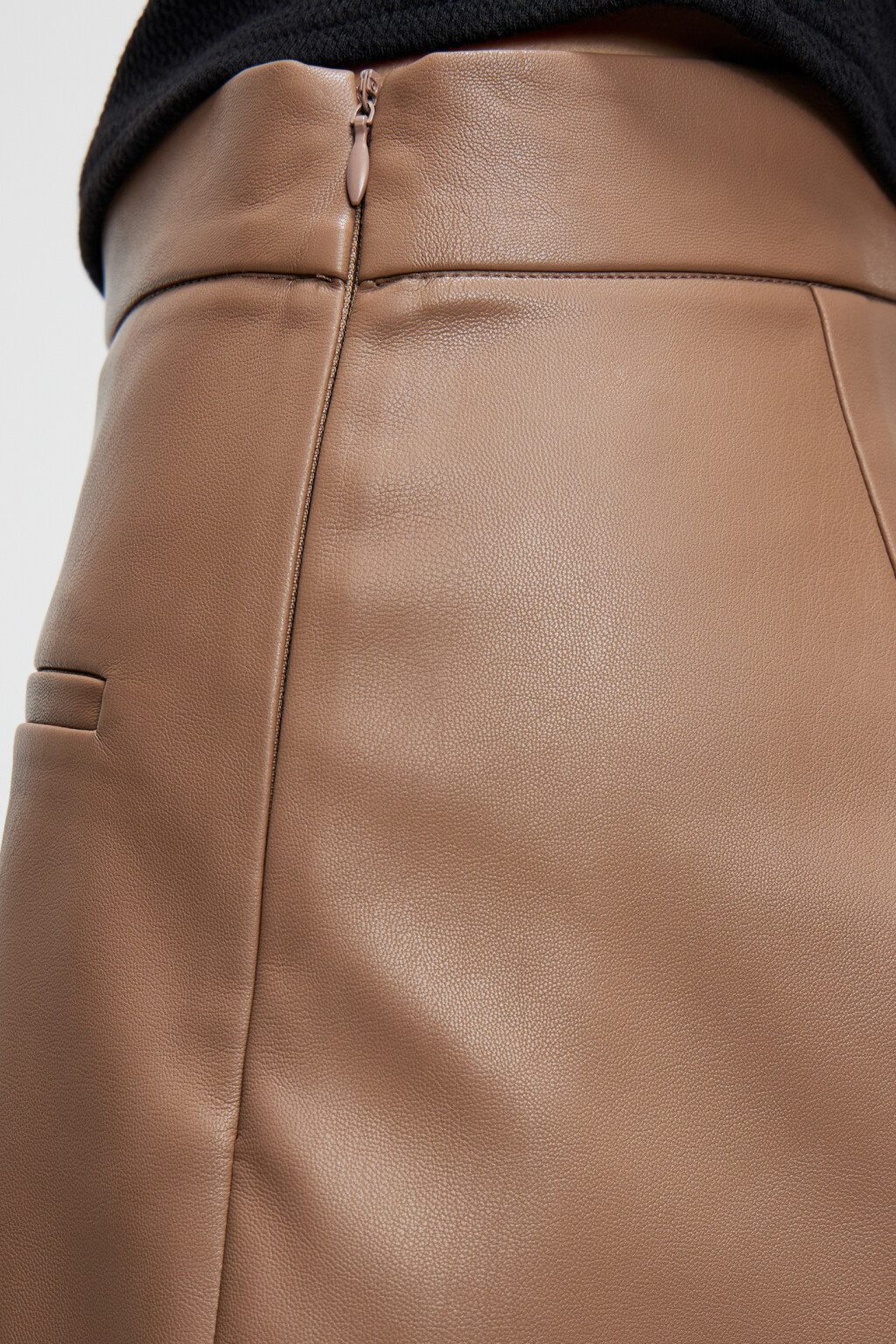 Шорты-бермуды мини с кожаной фактурой широкие - цвет бежевый - 7