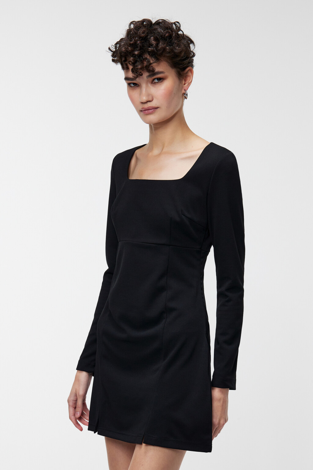 Платье мини приталенное с разрезами на бедре - цвет черный - 2