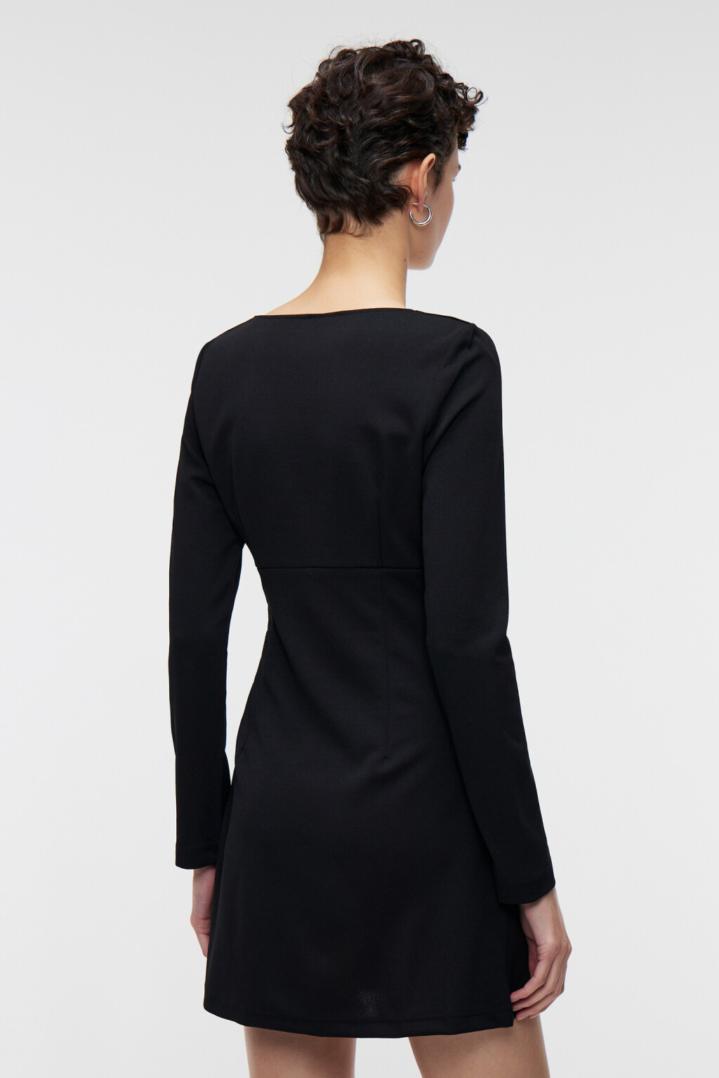 Платье мини приталенное с разрезами на бедре - цвет черный - 3