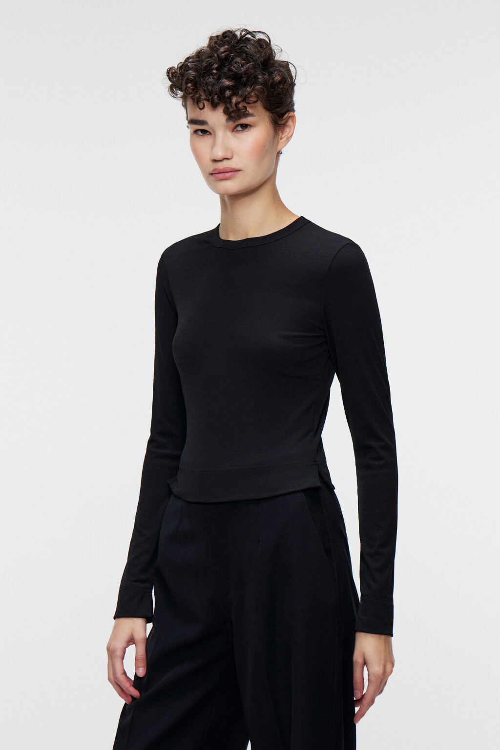 Лонгслив облегающий с разрезами на рукавах - цвет черный - 2