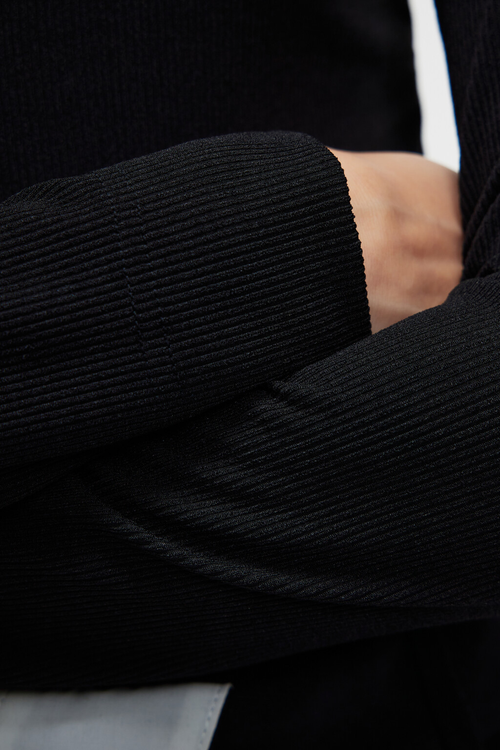 Лонгслив облегающий с разрезами на рукавах - цвет черный - 7