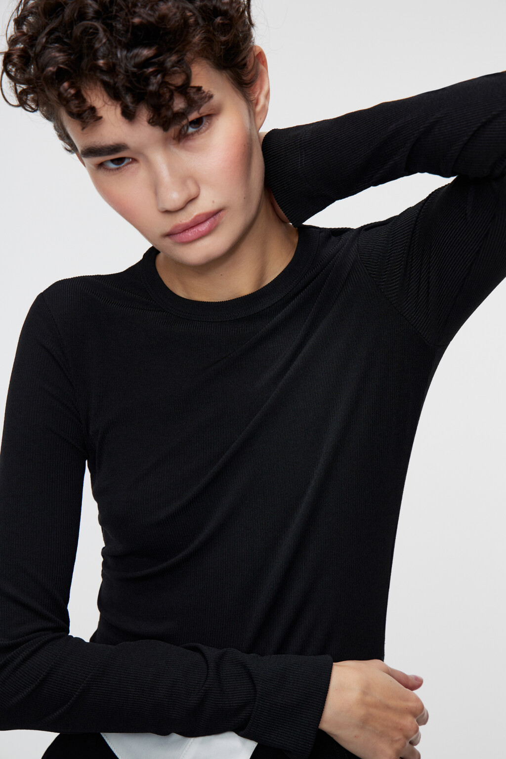 Лонгслив облегающий с разрезами на рукавах - цвет черный - 8
