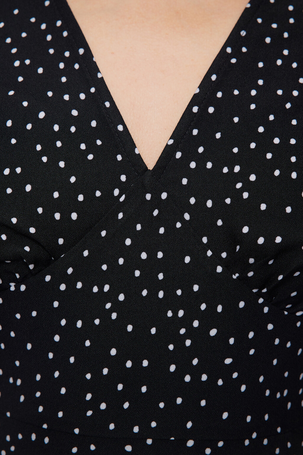 Платье миди приталенное с короткими рукавами - цвет черный - 6