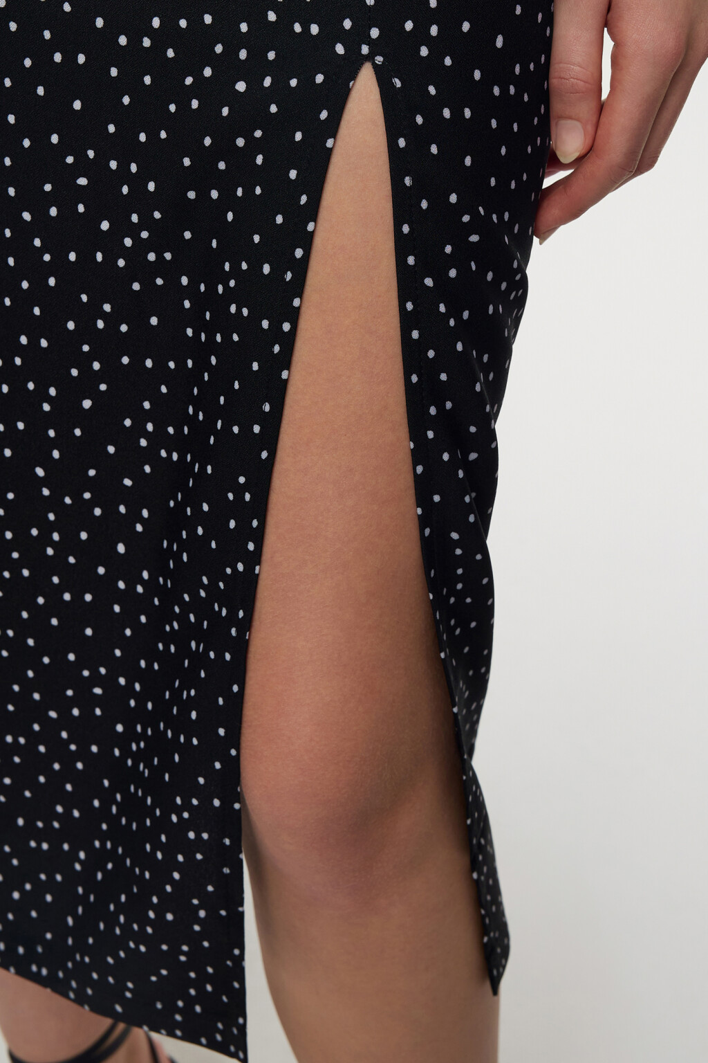 Платье миди приталенное с короткими рукавами - цвет черный - 7