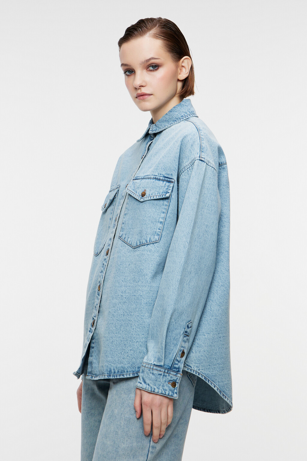 Рубашка oversize джинсовая с нагрудными карманами - цвет голубой - 2