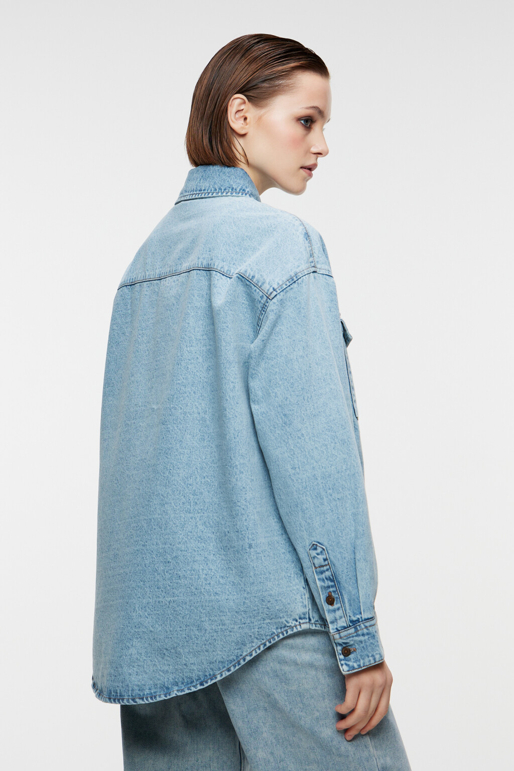 Рубашка oversize джинсовая с нагрудными карманами - цвет голубой - 3