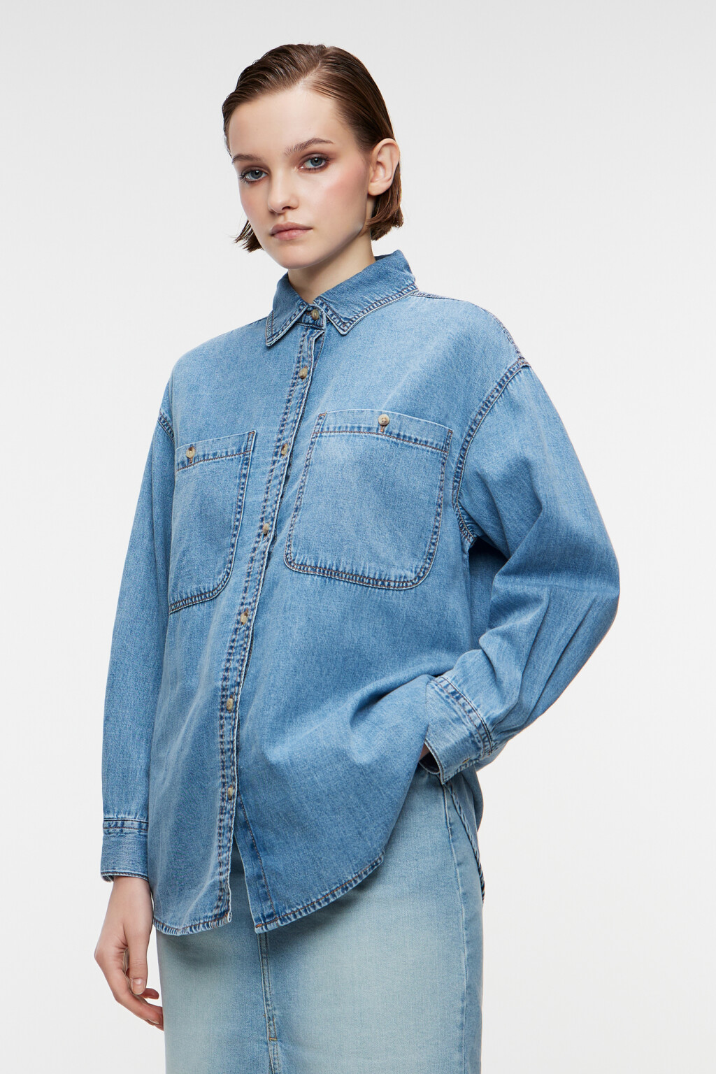Рубашка oversize джинсовая с нагрудными карманами - цвет голубой - 2