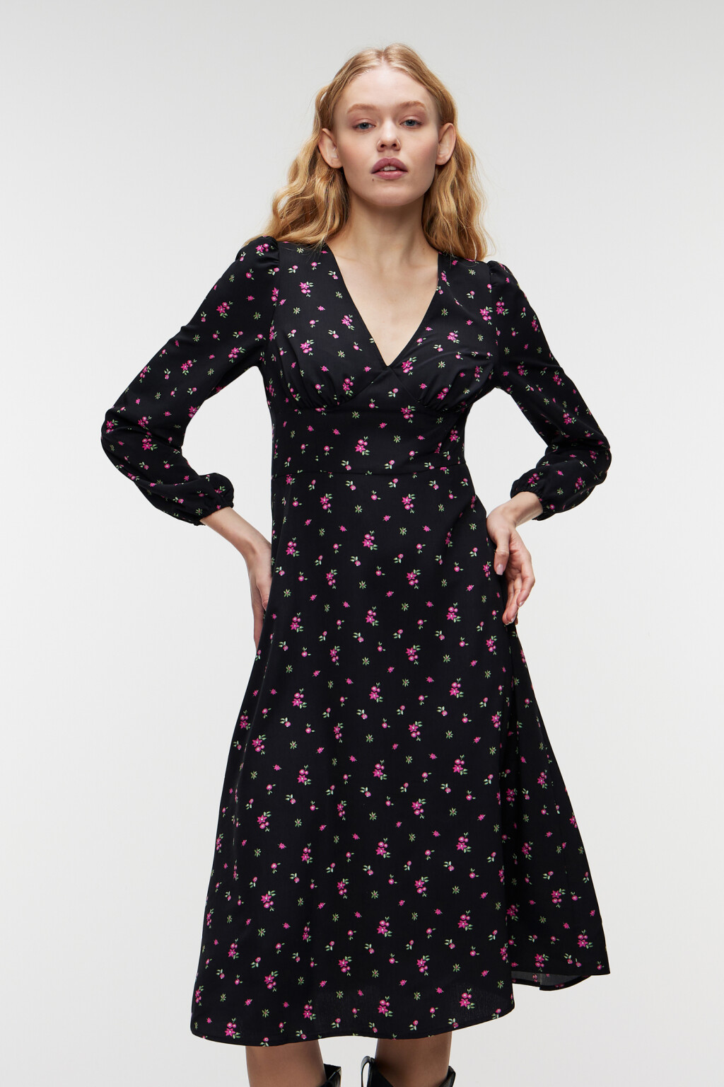 Платье миди приталенное с глубоким вырезом декольте - цвет черный - 1