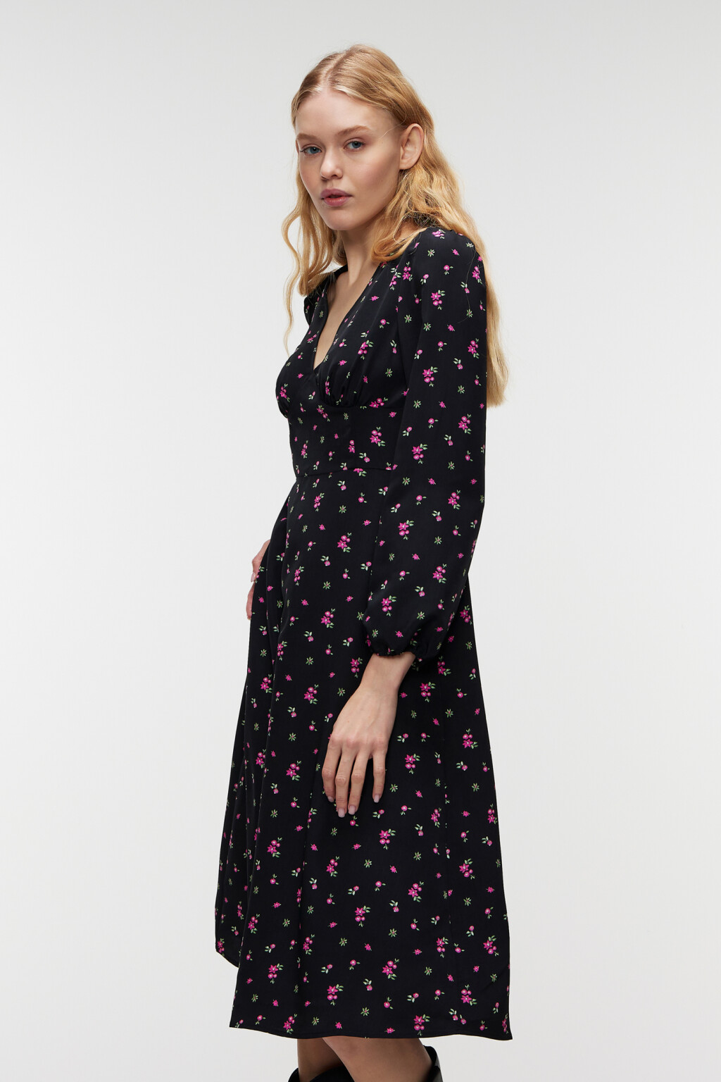 Платье миди приталенное с глубоким вырезом декольте - цвет черный - 2