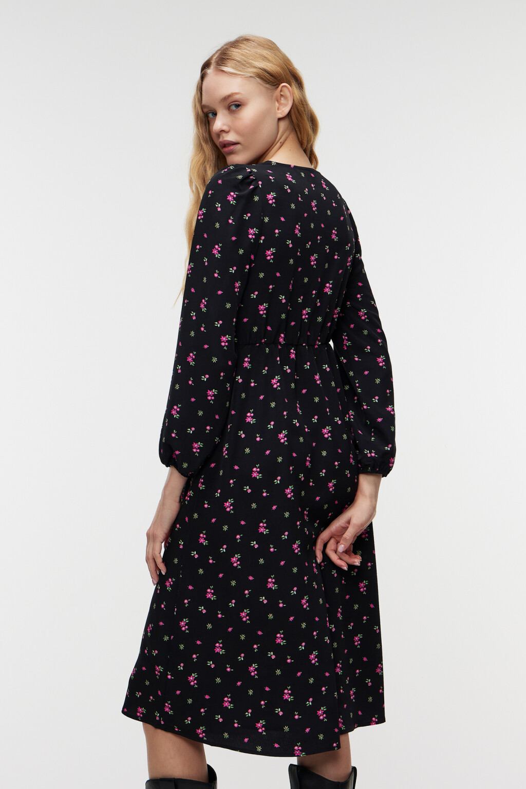 Платье миди приталенное с глубоким вырезом декольте - цвет черный - 3