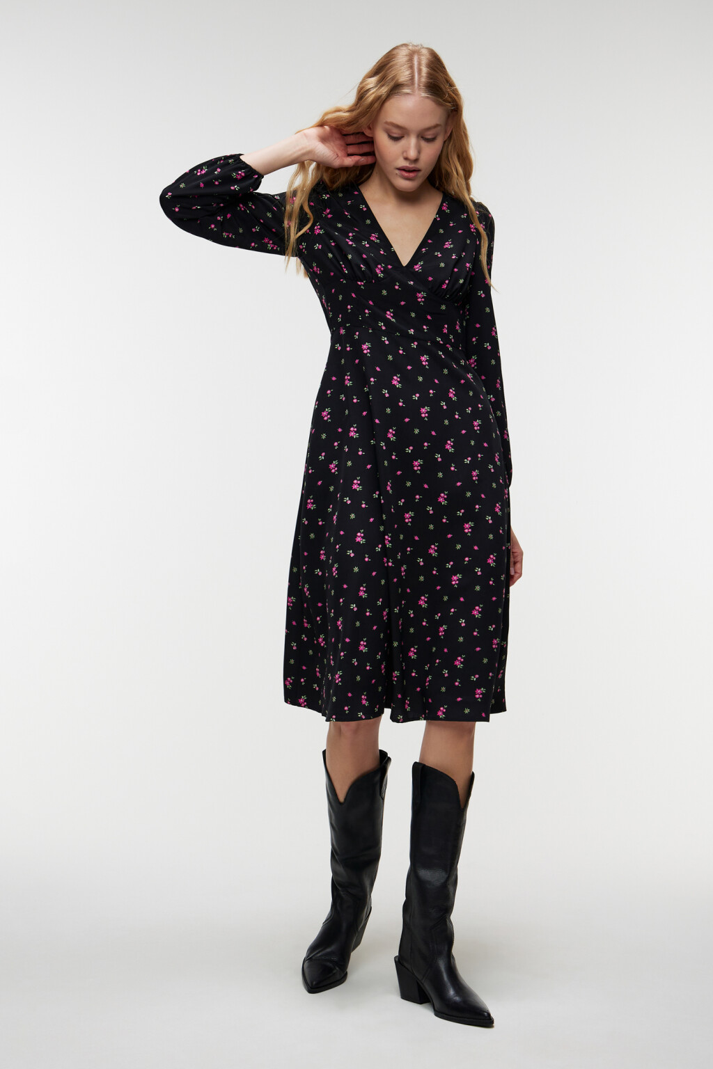 Платье миди приталенное с глубоким вырезом декольте - цвет черный - 4