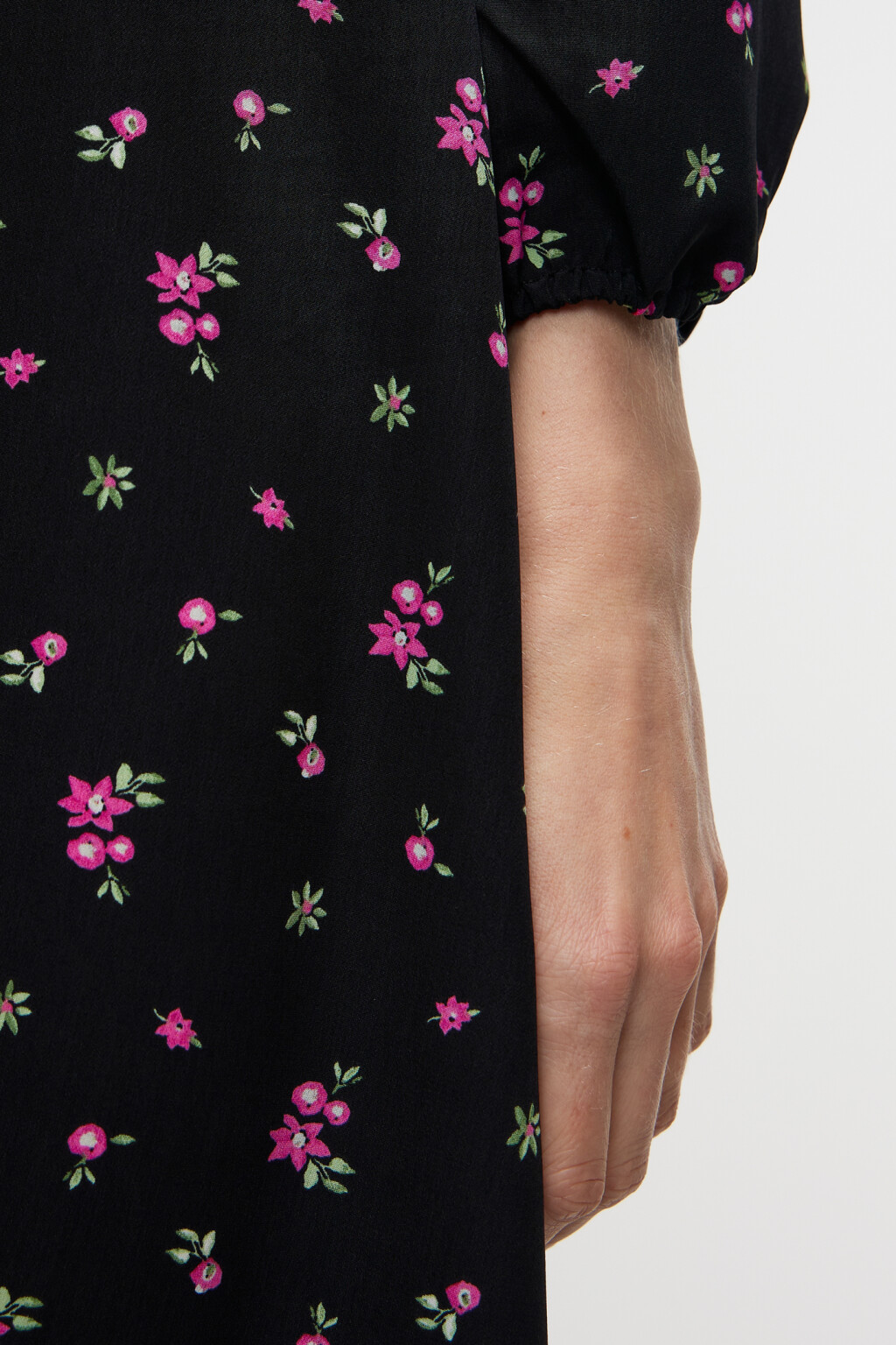 Платье миди приталенное с глубоким вырезом декольте - цвет черный - 6