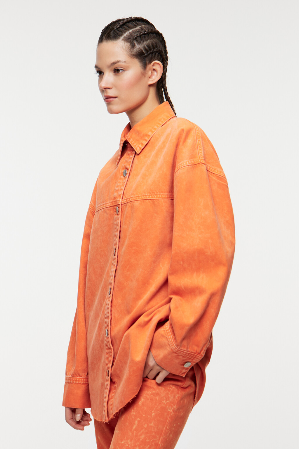 Рубашка oversize джинсовая из цветного денима - цвет оранжевый - 2