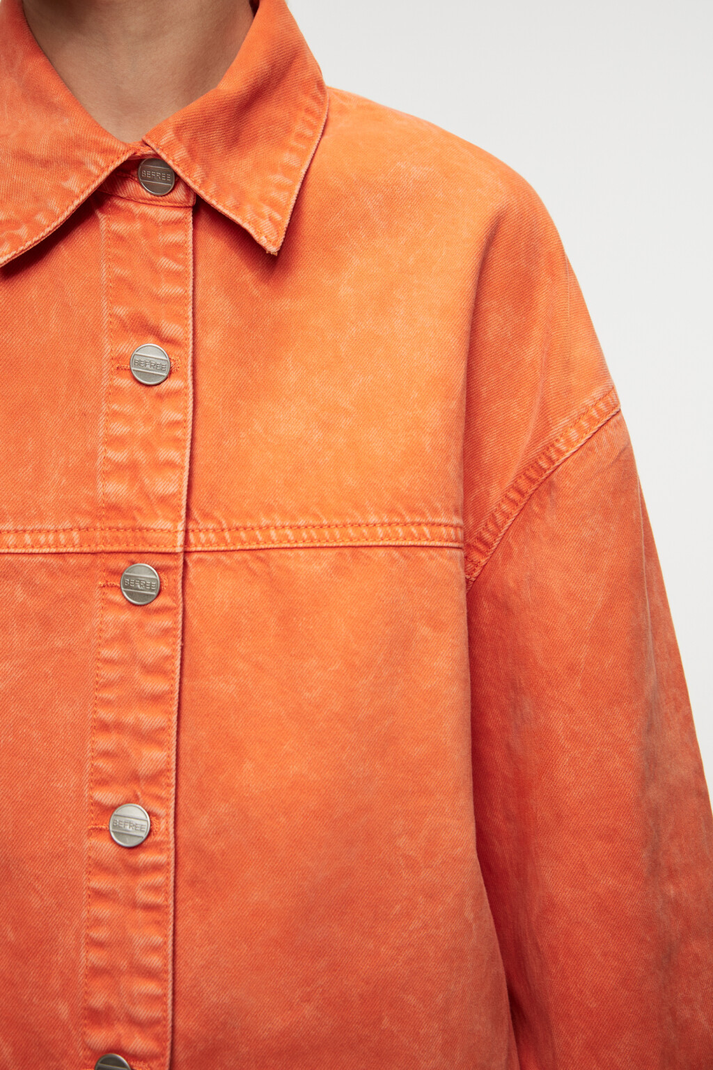 Рубашка oversize джинсовая из цветного денима - цвет оранжевый - 6