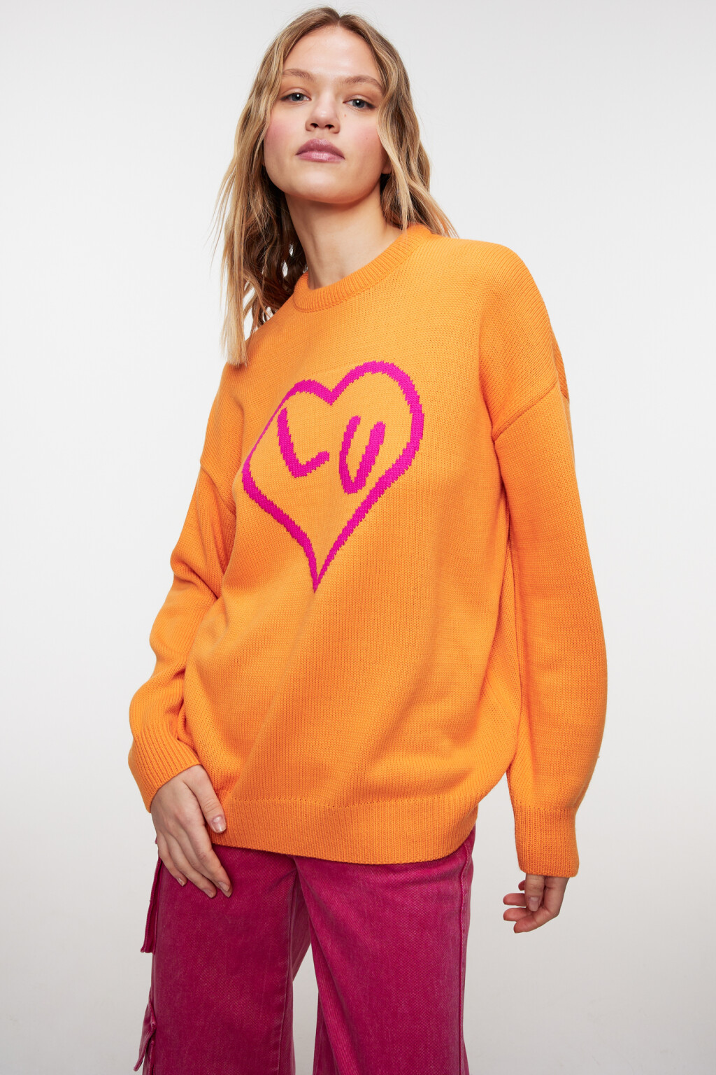 Джемпер oversize тонкой вязки с принтом-надписью - цвет оранжевый - 8