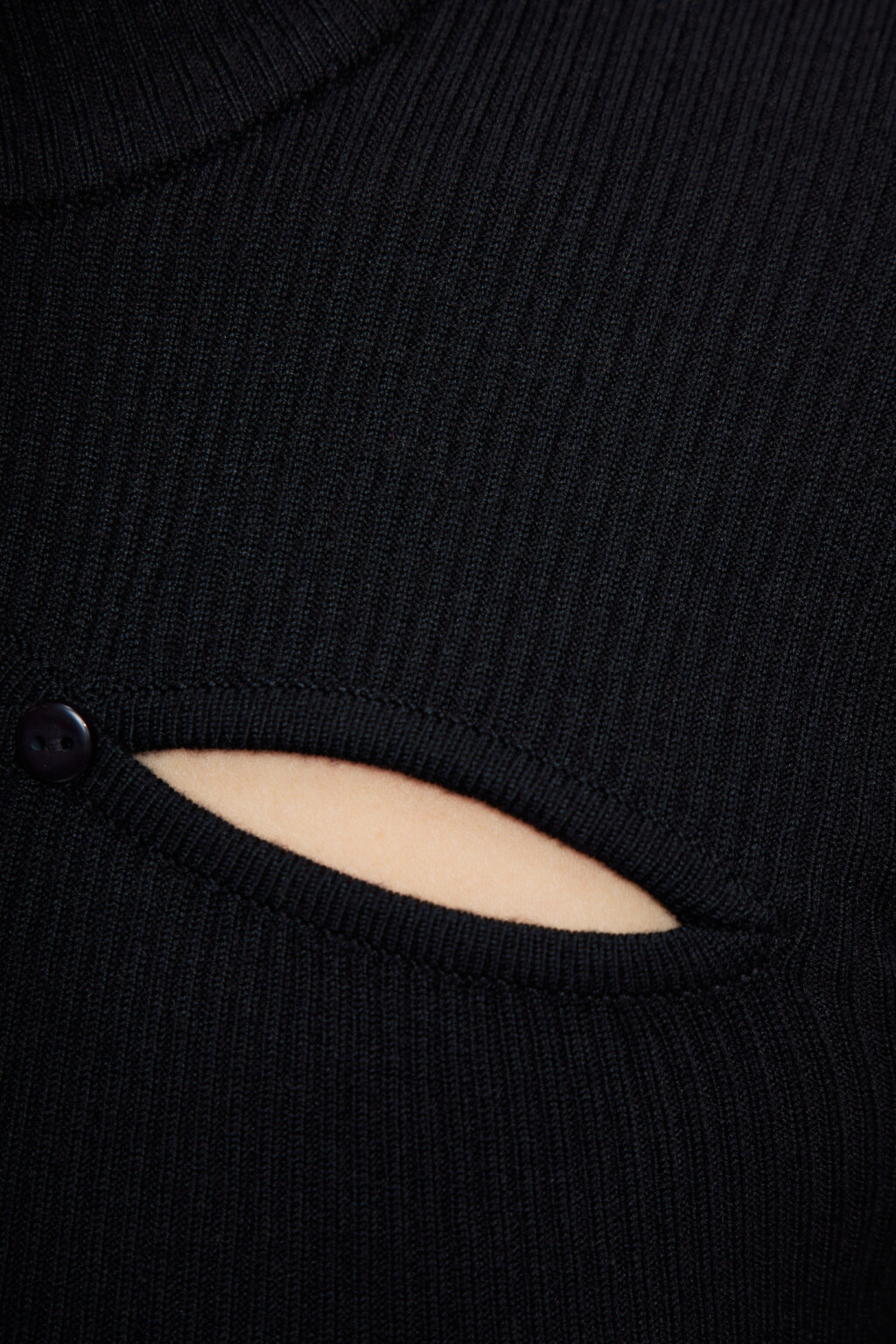 Водолазка вискозная укороченная с разрезом на груди - цвет черный - 5
