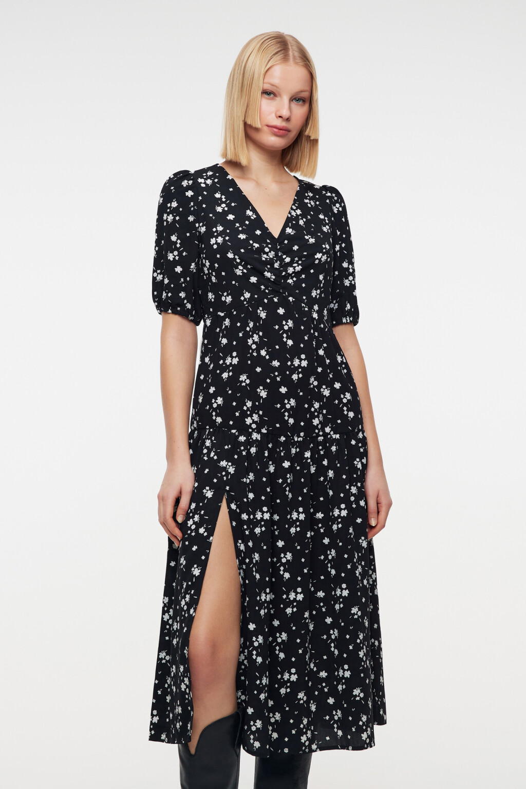 Платье миди приталенное с разрезом на бедре - цвет мультиколор - 1