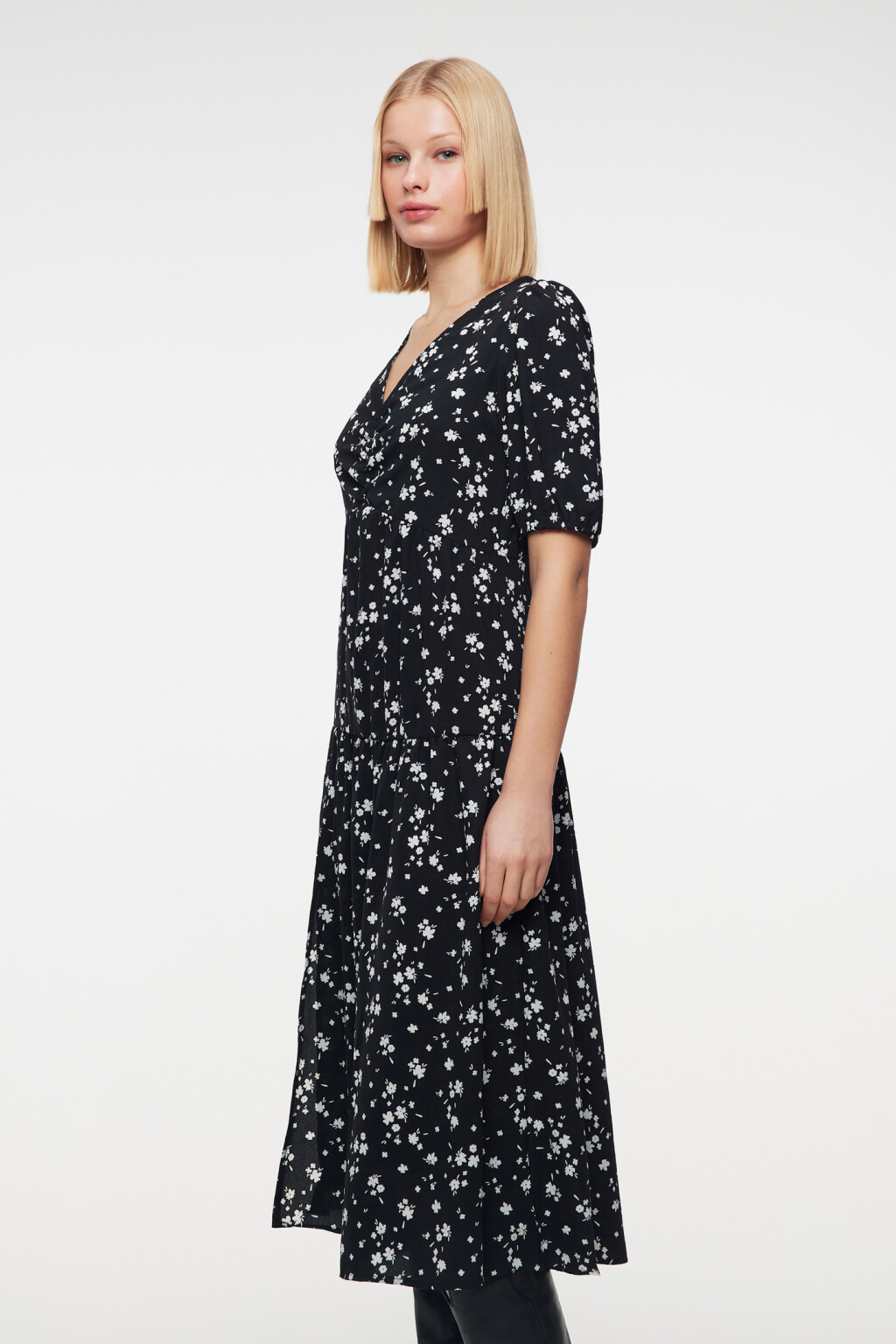 Платье миди приталенное с разрезом на бедре - цвет мультиколор - 2