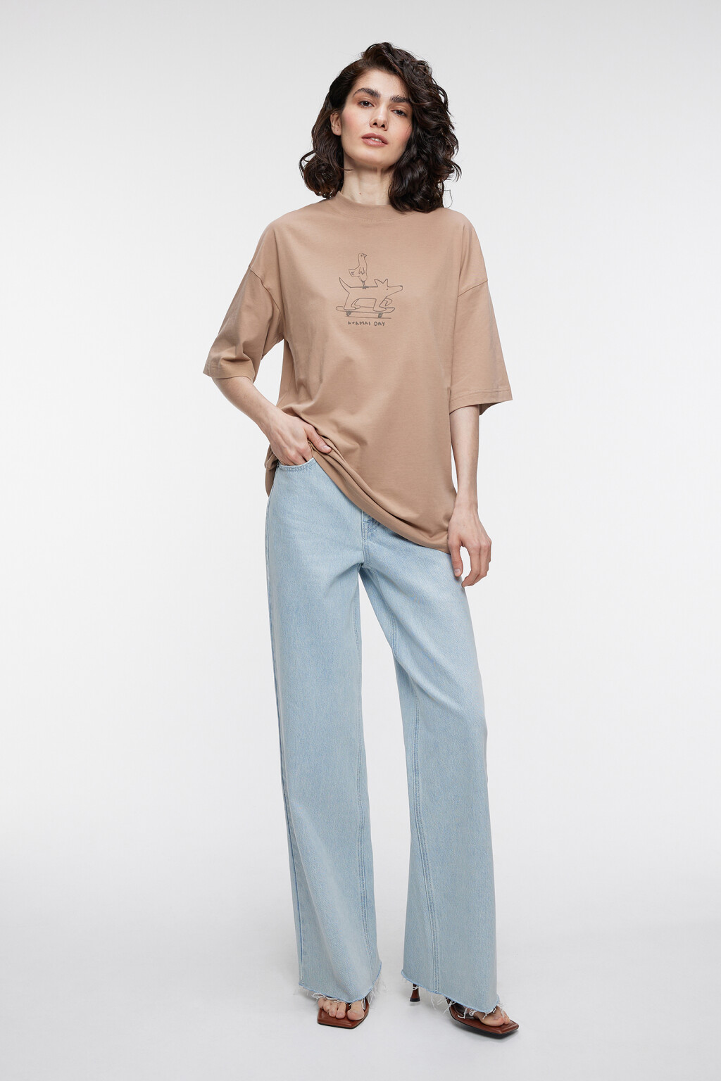 Футболка хлопковая прямая с принтом на груди - цвет бежевый - 4