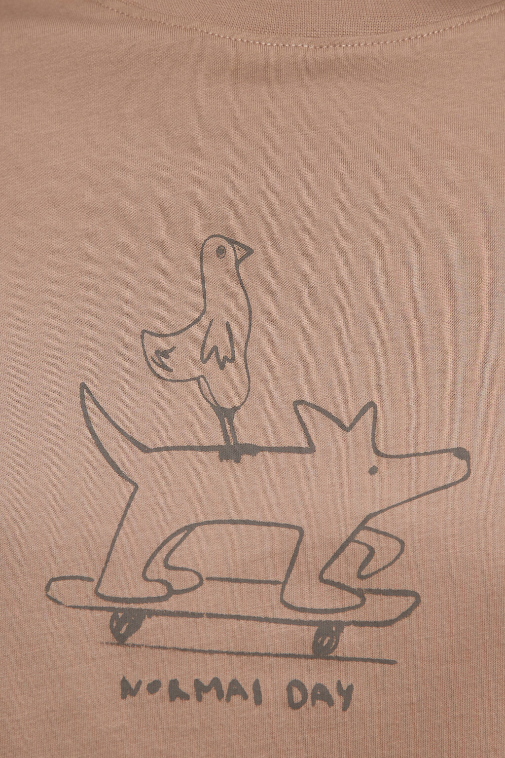 Футболка хлопковая прямая с принтом на груди - цвет бежевый - 5