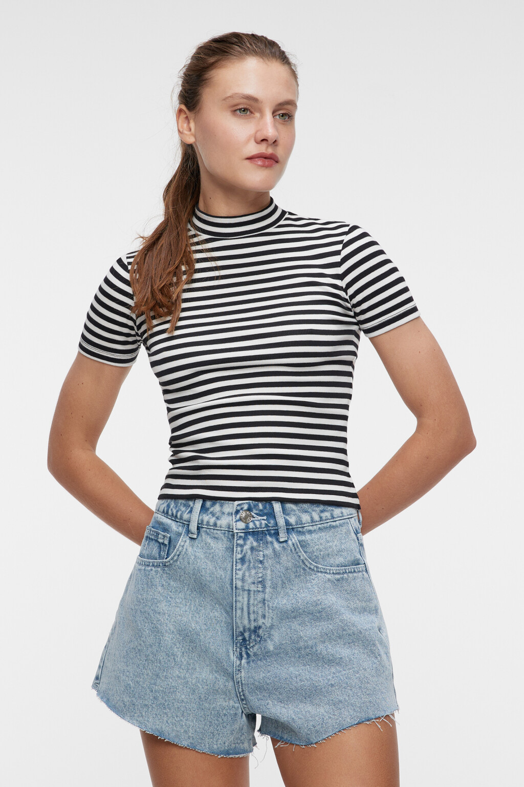 Топ-футболка хлопковый в рубчик с воротником-стойкой - цвет белый - 1