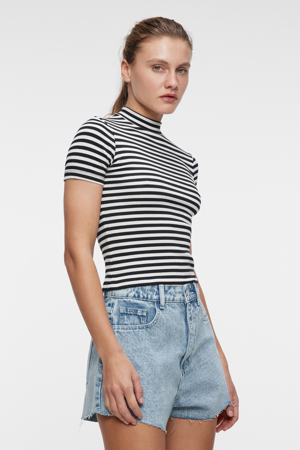 Топ-футболка хлопковый в рубчик с воротником-стойкой - цвет белый - 2