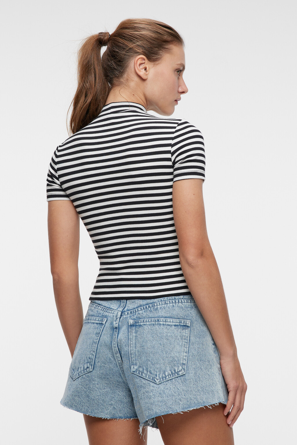 Топ-футболка хлопковый в рубчик с воротником-стойкой - цвет белый - 3