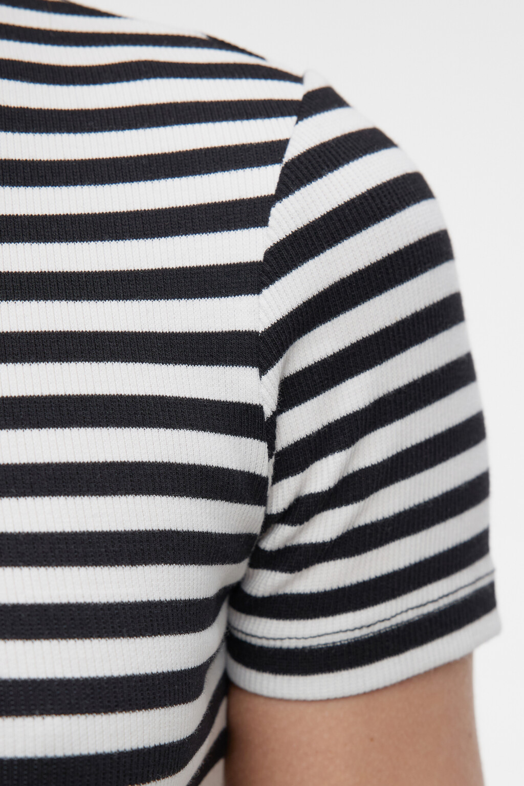 Топ-футболка хлопковый в рубчик с воротником-стойкой - цвет белый - 5