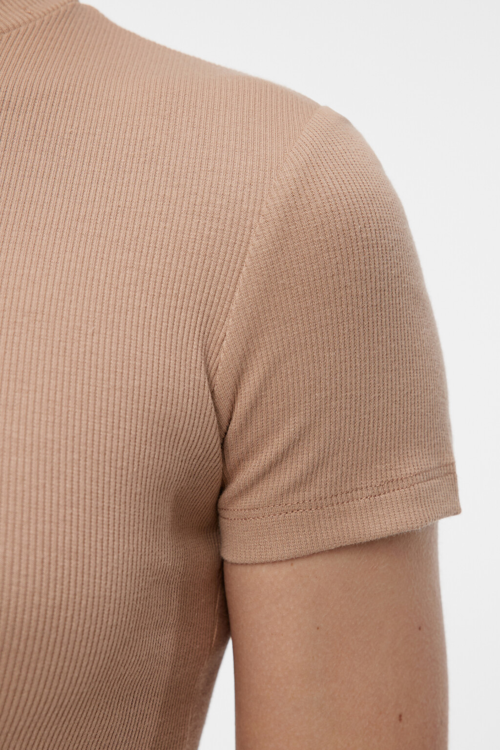 Топ-футболка хлопковый в рубчик с воротником-стойкой - цвет бежевый - 5