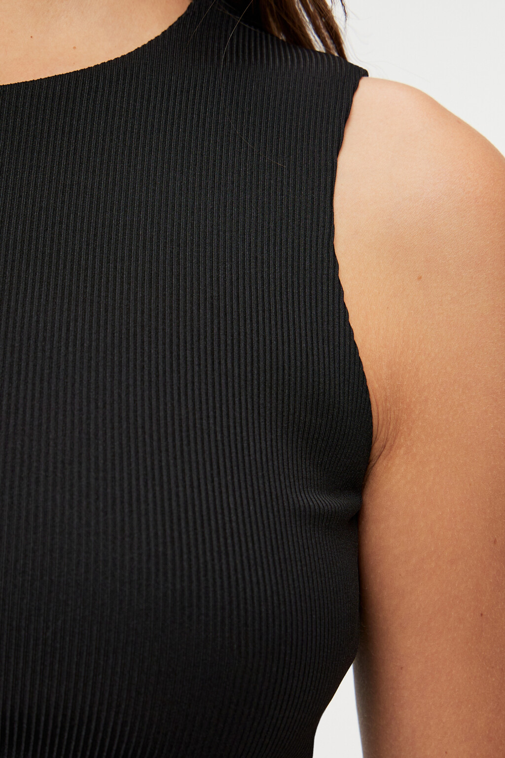 Майка-топ укороченная в рубчик на широких бретелях - цвет черный - 5
