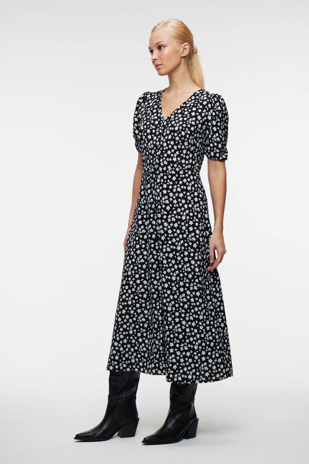 Платье миди с V-вырезом и короткими рукавами-фонариками - цвет черный - 2