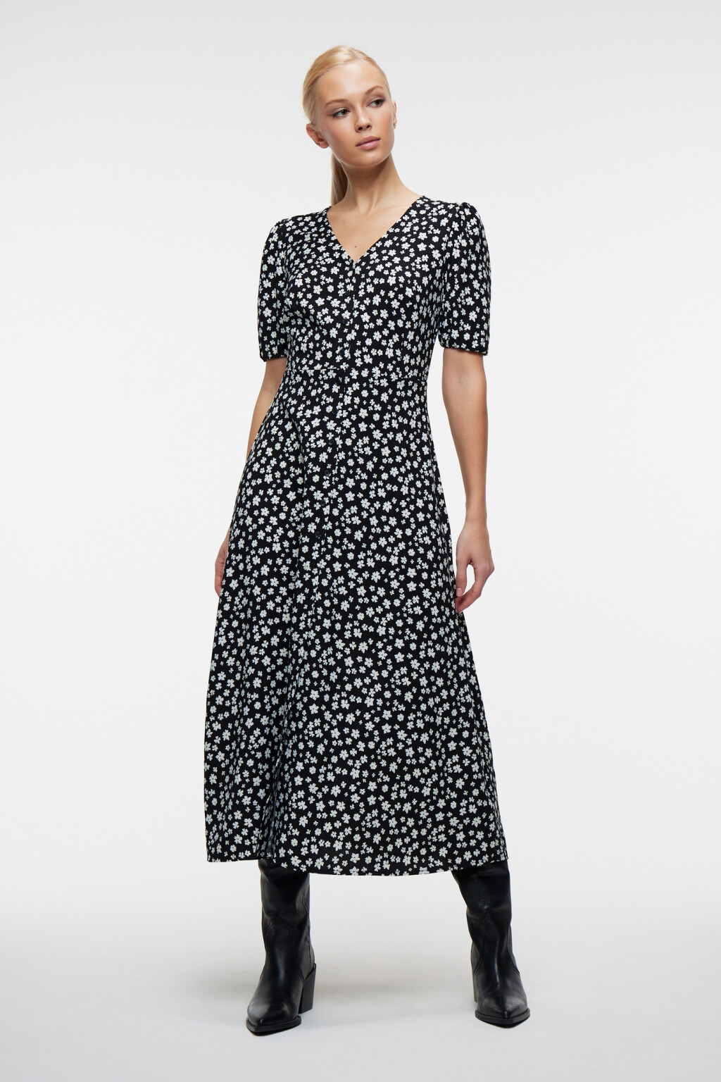 Платье миди с V-вырезом и короткими рукавами-фонариками - цвет черный - 4