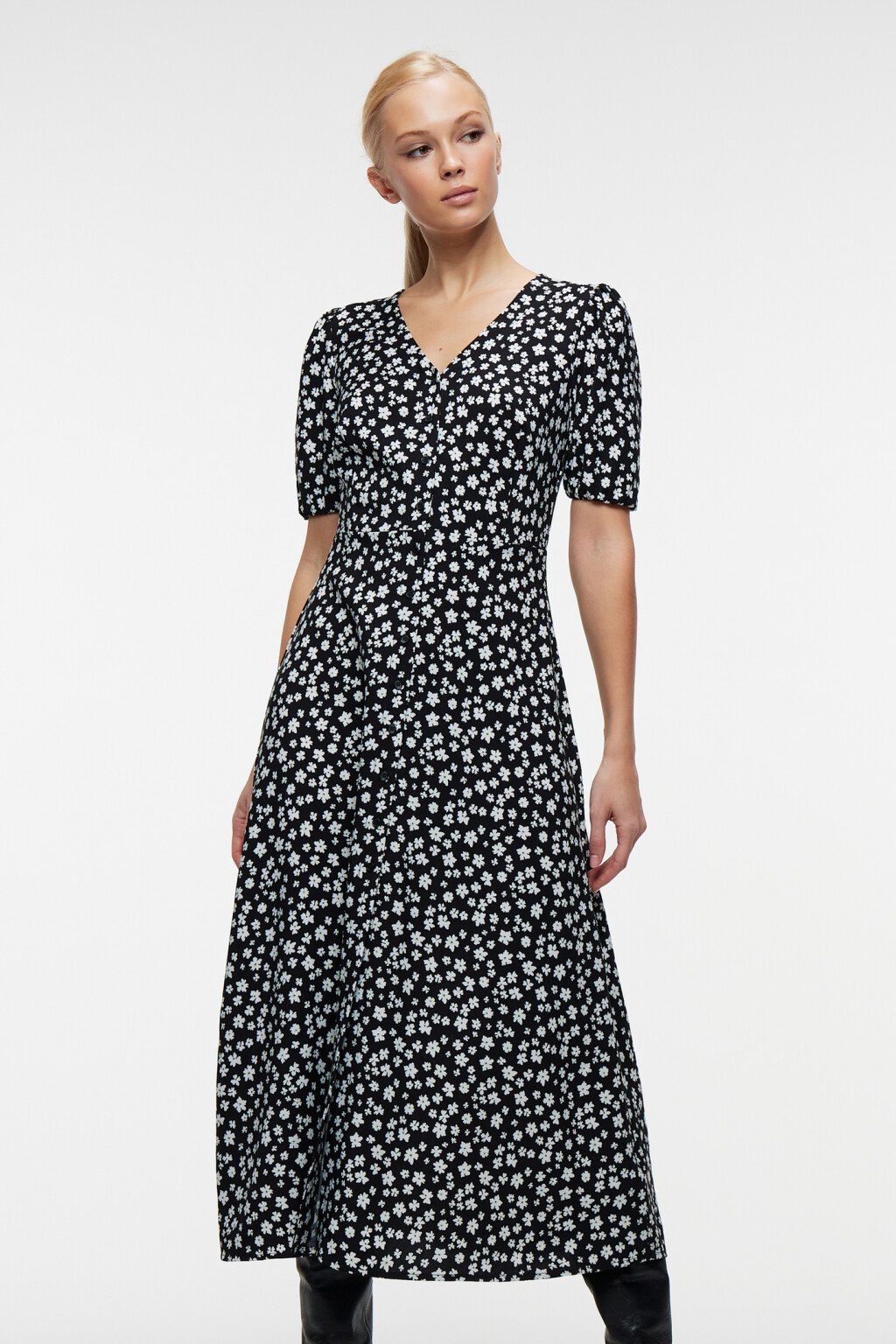 Платье миди с V-вырезом и короткими рукавами-фонариками - цвет черный - 7