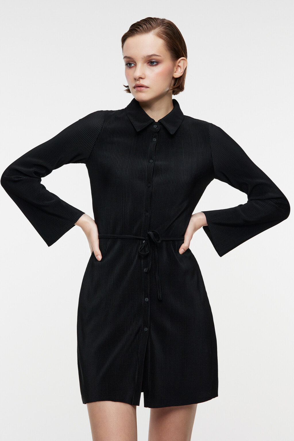 Платье-рубашка мини с длинными рукавами и поясом - цвет черный - 1