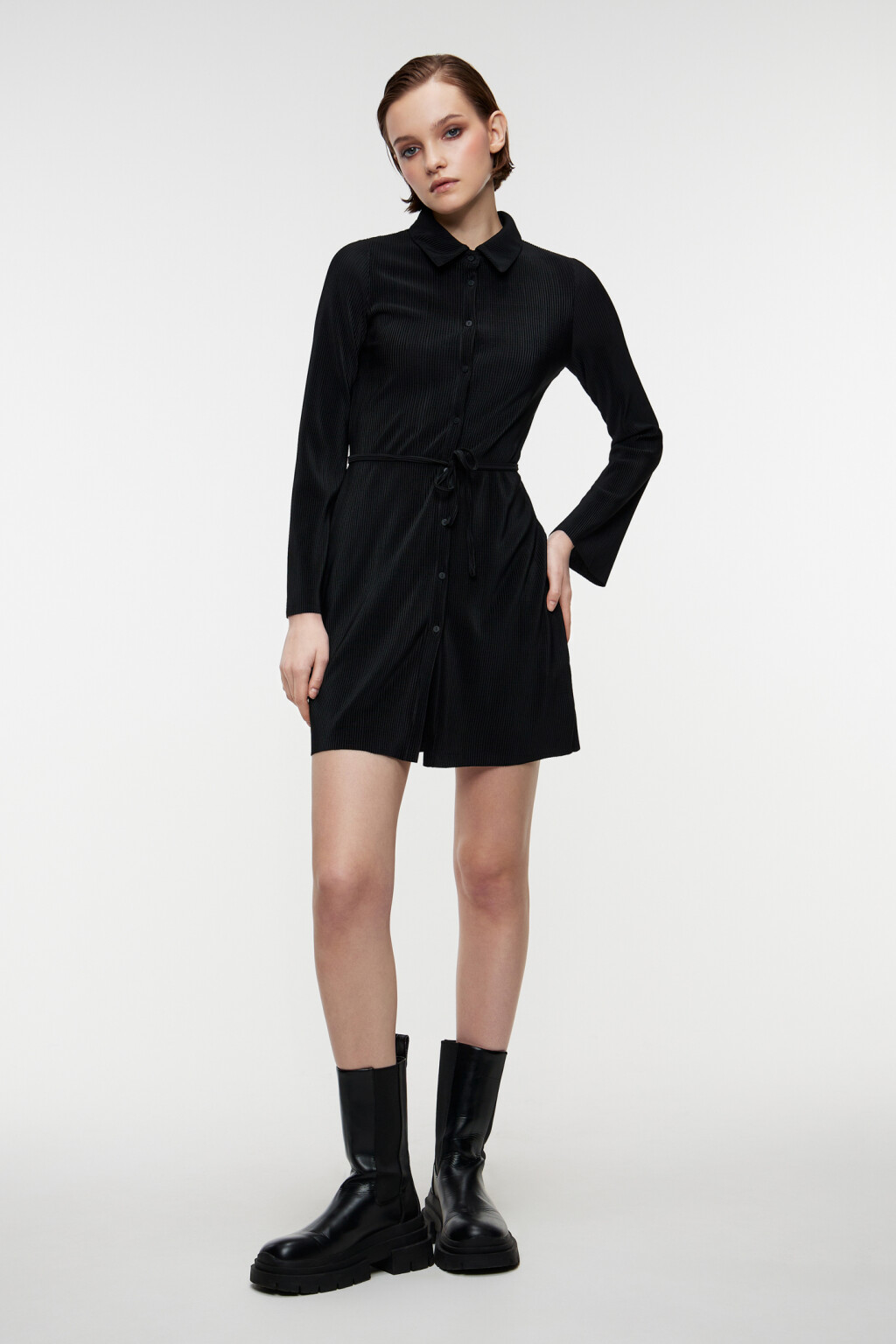 Платье-рубашка мини с длинными рукавами и поясом - цвет черный - 4