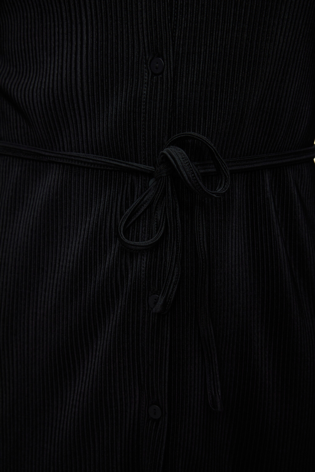 Платье-рубашка мини с длинными рукавами и поясом - цвет черный - 7