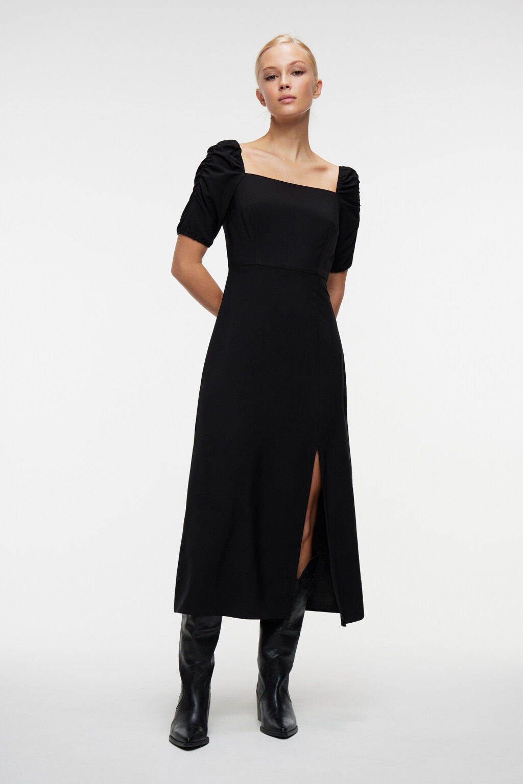 Платье миди приталенное с разрезом и короткими рукавами - цвет черный - 1