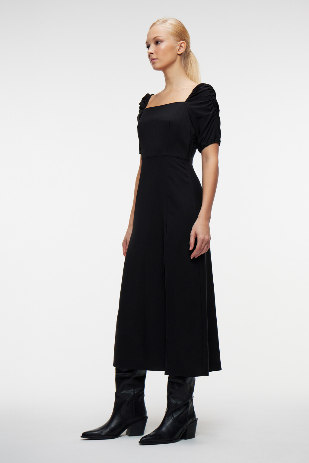 Платье миди приталенное с разрезом и короткими рукавами - цвет черный - 2