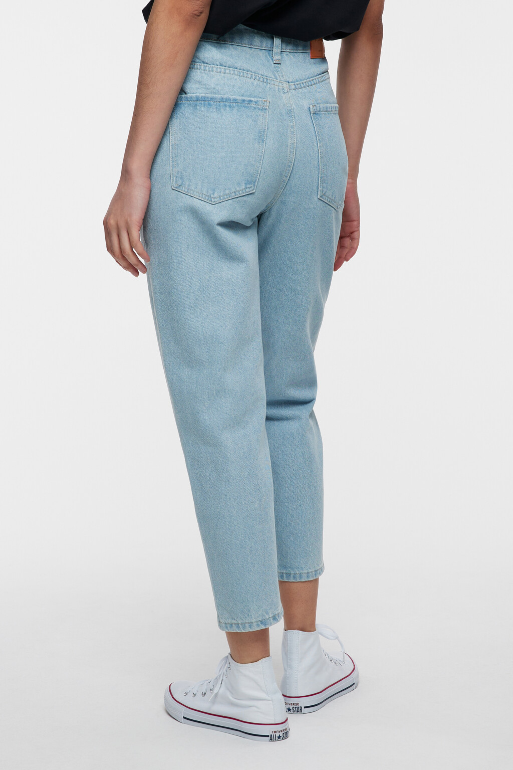 Джинсы mom-fit укороченные с высокой посадкой - цвет голубой - 3