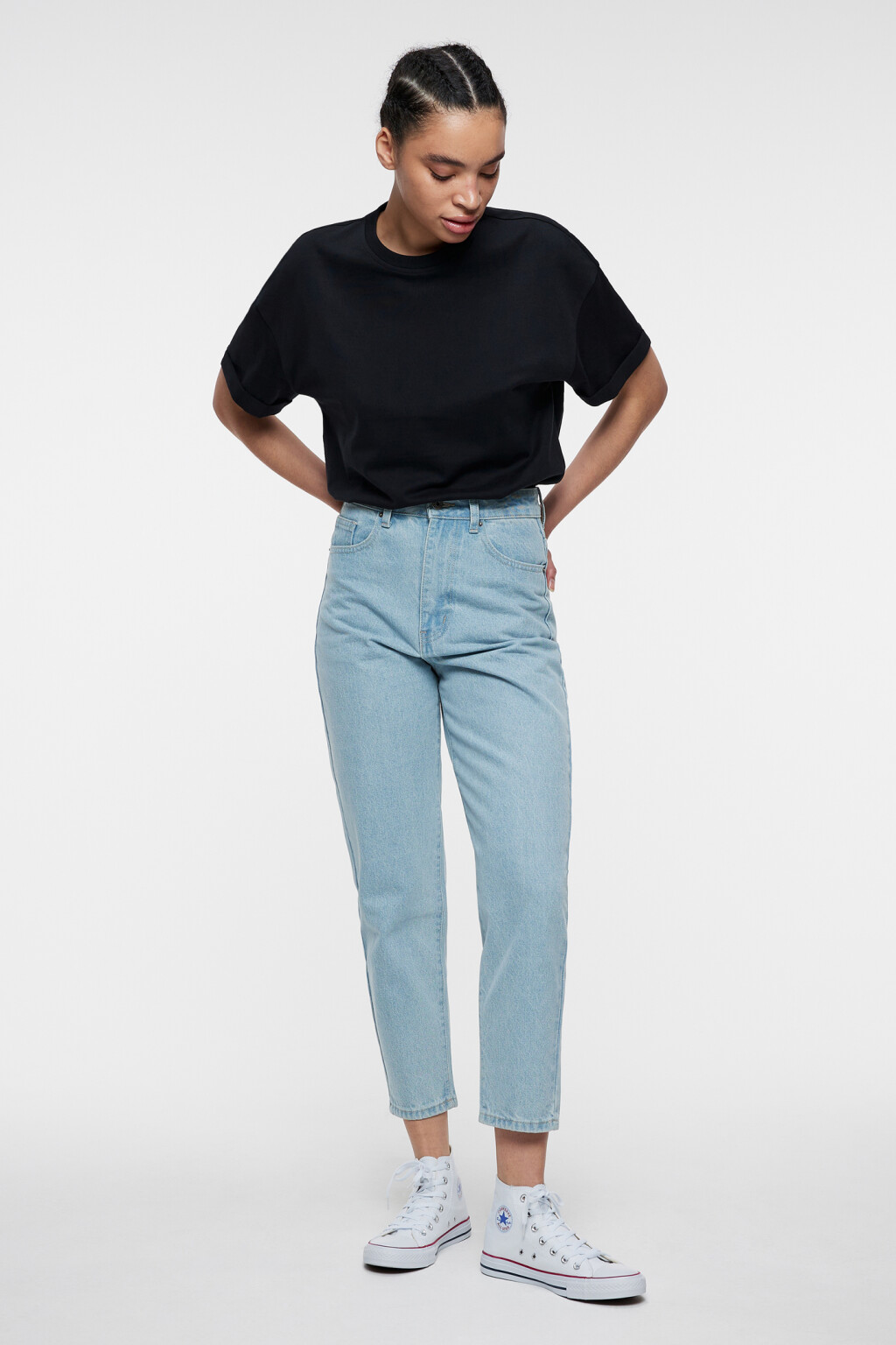 Джинсы mom-fit укороченные с высокой посадкой - цвет голубой - 4