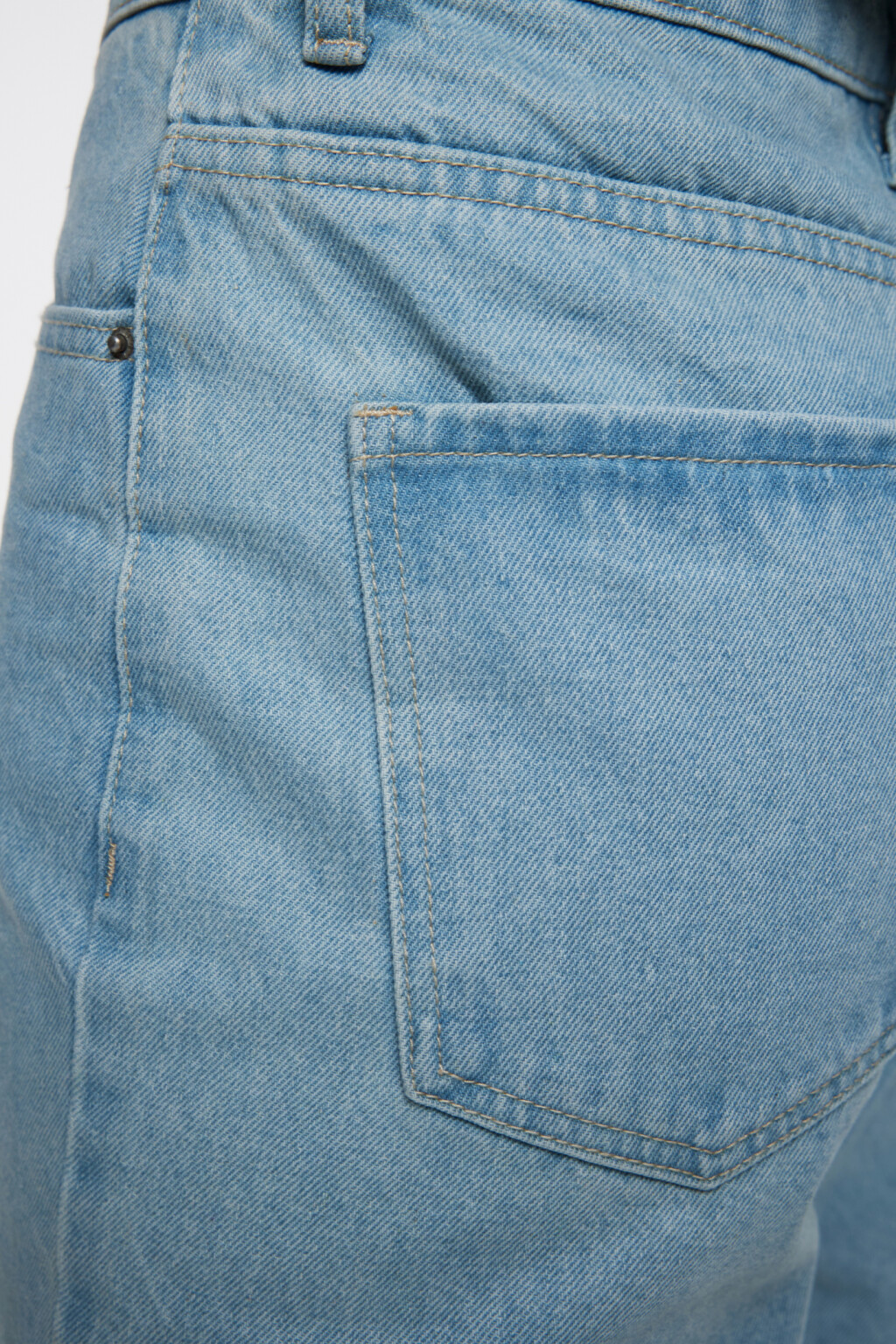 Джинсы mom-fit укороченные с высокой посадкой - цвет голубой - 6