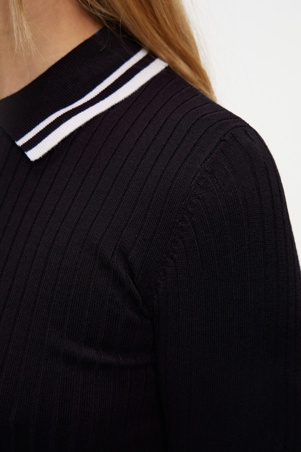 Лонгслив вискозный облегающий с воротником-поло - цвет черный - 7