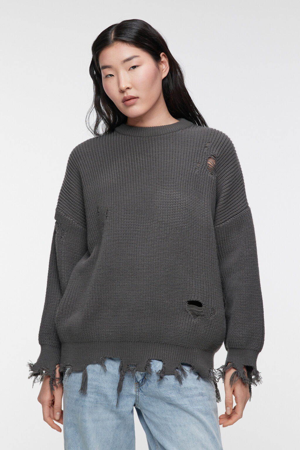 Свитер вязаный с рваными краями и дырками - цвет серый - 2