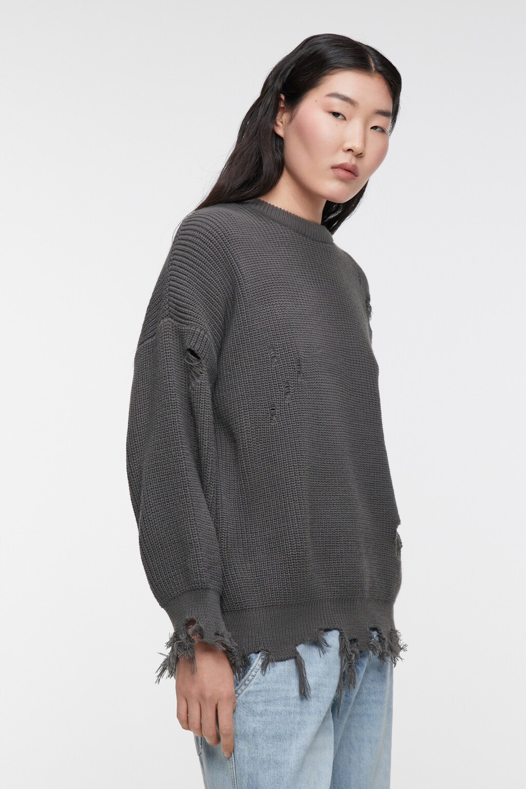 Свитер вязаный с рваными краями и дырками - цвет серый - 3