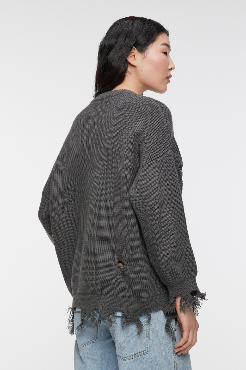 Свитер вязаный с рваными краями и дырками - цвет серый - 4