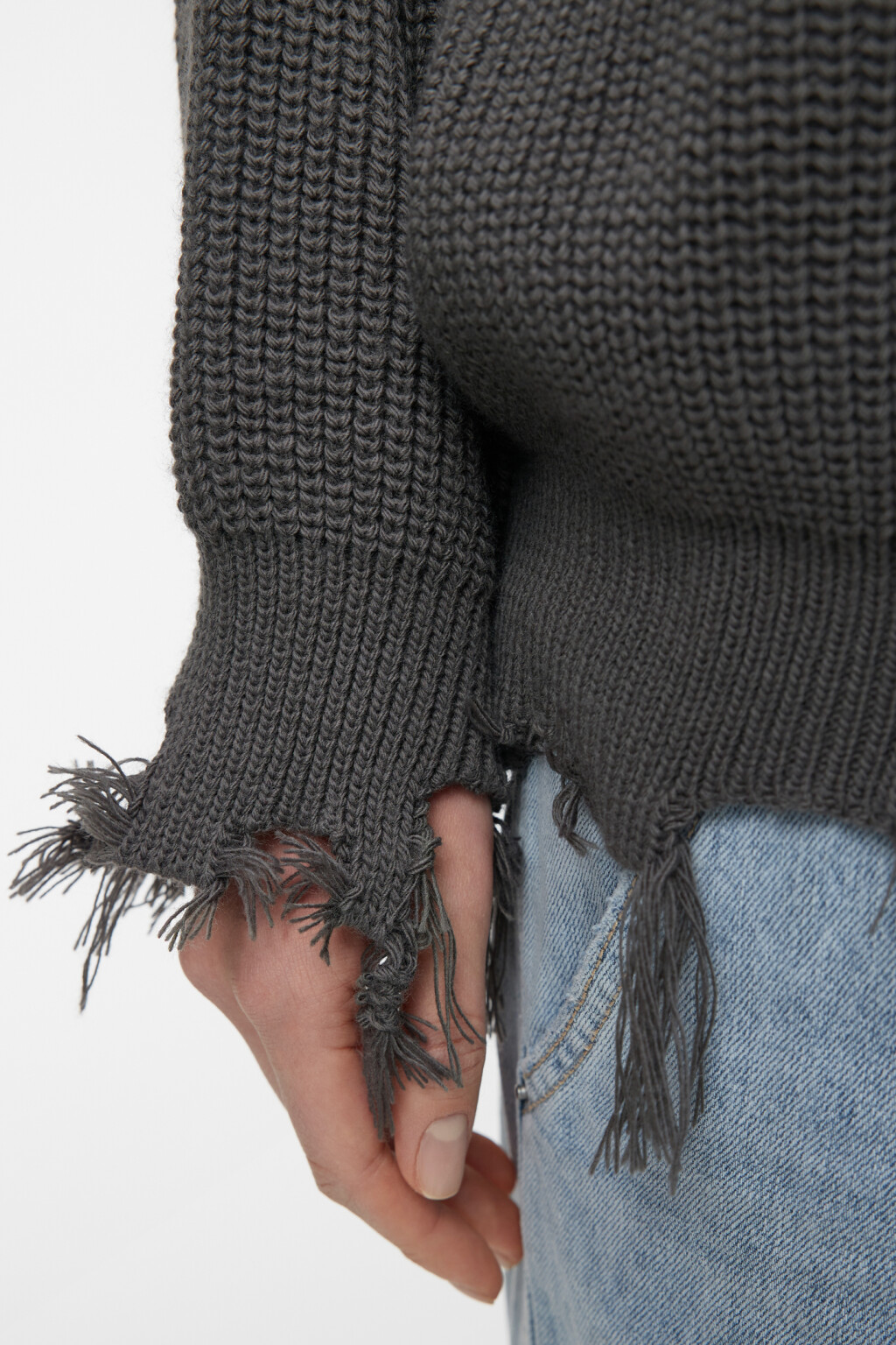 Свитер вязаный с рваными краями и дырками - цвет серый - 6