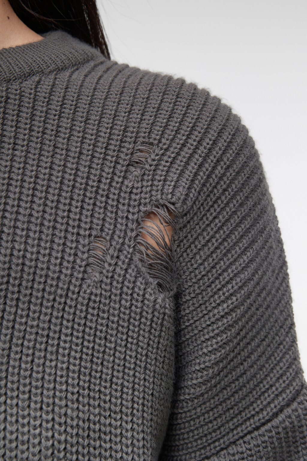 Свитер вязаный с рваными краями и дырками - цвет серый - 7